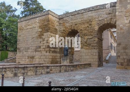 Cordoba Spanien - 09 13 2021: Ansicht der Statue von Ibn Hazam, Abū Muḥammad ʿAlī ibn Aḥmad ibn Saʿīd ibn Ḥazm, einem muslimischen Führer, im Zentrum von Cordoba Stockfoto