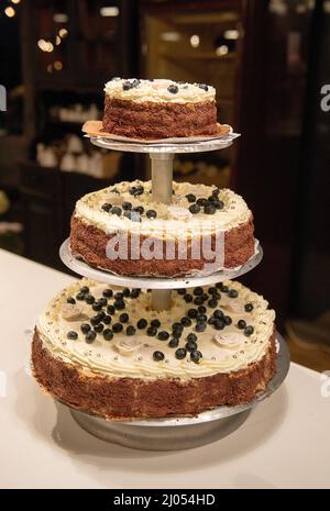 Vertikale Nahaufnahme der Hochzeitstorte im Hochzeitssaal Stockfoto