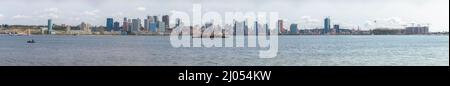 Luanda Angola - 10 13 2021: Panoramablick auf die Innenstadt von Luanda, moderne Wolkenkratzer, Bucht, Hafen von Luanda, marginale und zentrale Gebäude Stockfoto