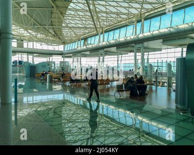 Porto Portugal 09 19 2021: SA Carneiro Flughafen Innenansicht, mit Menschen auf dem Flur, zu Fuß und mit Koffern auf der Anlegestelle warten Stockfoto