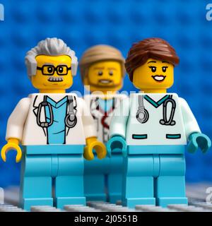 Tambow, Russische Föderation - 12. Februar 2022 drei Minifiguren von Lego-Ärzten, die auf einem blauen Grundplattenhintergrund stehen Stockfoto