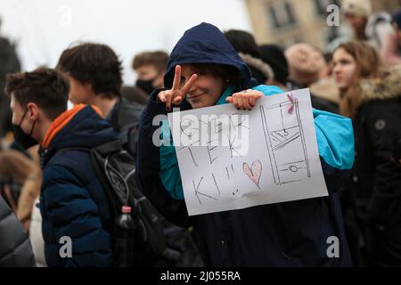 Ungarn, Budapest - MÄRZ 16: Bildungsstreik in Budapest, am 16. März 2022 in Ungarn. Am ersten Tag des Lehrerstreiks demonstrierten die Schüler heute vor dem ungarischen parlament. Mehrere junge Menschen mit Fahnen halten während einer Demonstration ein Plakat. Auf der Tafel steht: „Come out!“ Die Gehälter ungarischer Lehrer erreichen nicht die Höhe des ungarischen Mindestlohns, weshalb die Lehrergewerkschaft einen unbefristeten Streik erklärt. Quelle: Gabriella Barbara/ Alamy Live News Stockfoto