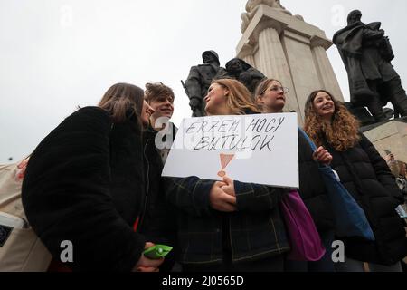 Ungarn, Budapest - MÄRZ 16: Bildungsstreik in Budapest, am 16. März 2022 in Ungarn. Am ersten Tag des Lehrerstreiks demonstrierten die Schüler heute vor dem ungarischen parlament. Mehrere junge Menschen mit Fahnen halten während einer Demonstration ein Plakat. Auf der Tafel steht: „Streik ist ein Grundrecht“ , „Wir stehen zu unseren Lehrern“ die Gehälter der ungarischen Lehrer erreichen nicht die Höhe des ungarischen Mindestlohns, weshalb die Lehrergewerkschaft einen unbefristeten Streik ausruft. Quelle: Gabriella Barbara/ Alamy Live News Stockfoto