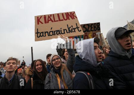 Ungarn, Budapest - MÄRZ 16: Bildungsstreik in Budapest, am 16. März 2022 in Ungarn. Am ersten Tag des Lehrerstreiks demonstrierten die Schüler heute vor dem ungarischen parlament. Mehrere junge Menschen mit Fahnen halten während einer Demonstration ein Plakat. Auf der Tafel steht: „Der Streik ist ein Grundrecht“ , „wir stehen bei unseren Lehrern“ die Gehälter der ungarischen Lehrer erreichen nicht die Höhe des ungarischen Mindestlohns, weshalb die Lehrergewerkschaft einen unbefristeten Streik ausruft. Quelle: Gabriella Barbara/ Alamy Live News Stockfoto