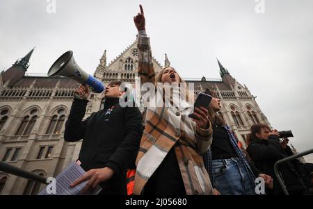 Ungarn, Budapest - MÄRZ 16: Bildungsstreik in Budapest, am 16. März 2022 in Ungarn. Am ersten Tag des Lehrerstreiks demonstrierten die Schüler heute vor dem ungarischen parlament. Mehrere junge Menschen mit Fahnen halten während einer Demonstration ein Plakat. Auf der Tafel steht: „Streik ist ein Grundrecht“ , „Wir stehen zu unseren Lehrern“ die Gehälter der ungarischen Lehrer erreichen nicht die Höhe des ungarischen Mindestlohns, weshalb die Lehrergewerkschaft einen unbefristeten Streik ausruft. Quelle: Gabriella Barbara/ Alamy Live News Stockfoto