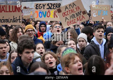 Ungarn, Budapest - MÄRZ 16: Bildungsstreik in Budapest, am 16. März 2022 in Ungarn. Am ersten Tag des Lehrerstreiks demonstrierten die Schüler heute vor dem ungarischen parlament. Mehrere junge Menschen mit Fahnen halten während einer Demonstration ein Plakat. Auf der Tafel steht: „Der Streik ist ein Grundrecht“ , „Wir stehen unseren Lehrern zur Seite“ die Gehälter der ungarischen Lehrer erreichen nicht die Höhe des ungarischen Mindestlohns, weshalb die Lehrergewerkschaft einen unbefristeten Streik ausruft. Quelle: Gabriella Barbara/ Alamy Live News Stockfoto