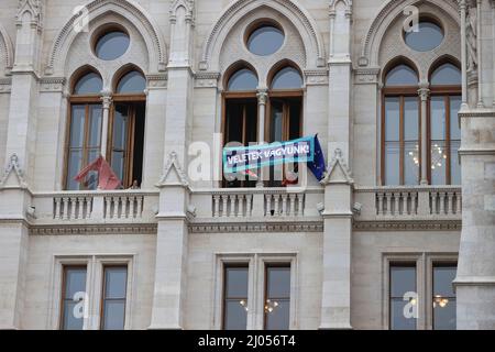 Ungarn, Budapest - MÄRZ 16: Bildungsstreik in Budapest, am 16. März 2022 in Ungarn. Am ersten Tag des Lehrerstreiks demonstrierten die Schüler heute vor dem ungarischen parlament. Mehrere junge Menschen mit Fahnen halten während einer Demonstration ein Plakat. Auf der Tafel steht: „Streik ist ein Grundrecht“ , „Wir stehen zu unseren Lehrern“ die Gehälter der ungarischen Lehrer erreichen nicht die Höhe des ungarischen Mindestlohns, weshalb die Lehrergewerkschaft einen unbefristeten Streik ausruft. Quelle: Gabriella Barbara/ Alamy Live News Stockfoto