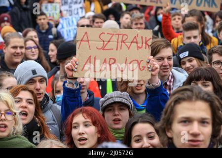 Ungarn, Budapest - MÄRZ 16: Bildungsstreik in Budapest, am 16. März 2022 in Ungarn. Am ersten Tag des Lehrerstreiks demonstrierten die Schüler heute vor dem ungarischen parlament. Mehrere junge Menschen mit Fahnen halten während einer Demonstration ein Plakat. Auf der Tafel steht: „Der Streik ist ein Grundrecht“ , „Wir stehen zu unseren Lehrern“ die Gehälter der ungarischen Lehrer erreichen nicht die Höhe des ungarischen Mindestlohns, weshalb die Lehrergewerkschaft einen unbefristeten Streik ausruft. Quelle: Gabriella Barbara/ Alamy Live News Stockfoto