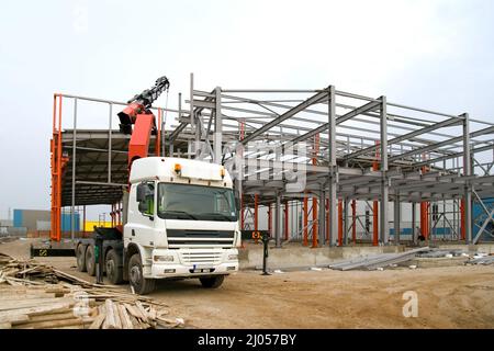 Metallbaustelle mit Kran Stockfoto