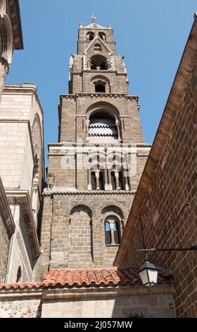 Glockenturm der Kathedrale unserer Lieben Frau, Le Puy-en-Velay, Auvergne, Haute Loire, Frankreich. Stockfoto