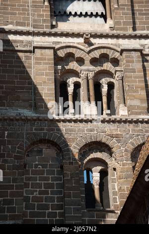 Detail, Kathedrale unserer Lieben Frau, Le Puy-en-Velay, Auvergne, Haute Loire, Frankreich. Detail des Glockenturms. Stockfoto