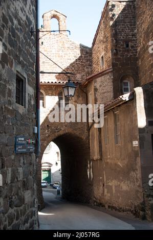 Schattige Straßenszene, Le Puy-en-Velay, Auvergne, Haute Loire, Frankreich. Stockfoto