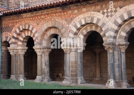 Kloster aus dem 11. Jahrhundert, Kathedrale unserer Lieben Frau, Le Puy-en-Velay, Auvergne, Haute Loire, Frankreich. Stockfoto