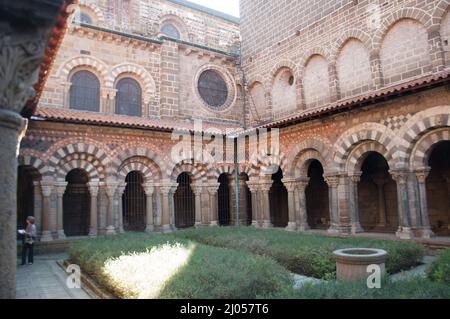 Kreuzgang, Kathedrale unserer Lieben Frau, Le Puy-en-Velay, Auvergne, Haute Loire, Frankreich. Stockfoto