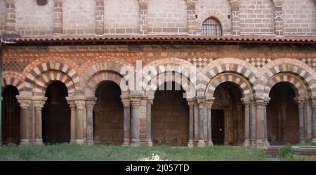 Romanische Bögen, Kreuzgang, die Kathedrale unserer Lieben Frau, Le Puy-en-Velay, Auvergne, Haute Loire, Frankreich. Stockfoto