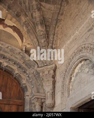 Skulptur und Bögen, Kloster, Kathedrale der Muttergottes, Le Puy-en-Velay, Auvergne, Haute Loire, Frankreich. Stockfoto