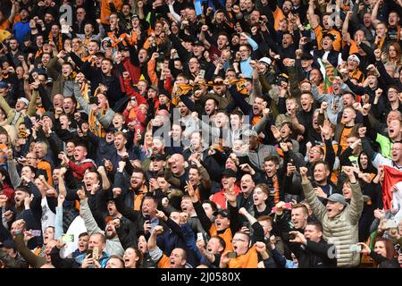 Jubelende Wölfe Fans Unterstützer Wolverhampton Wanderers gegen Birmingham City auf Molineux 12/04/2018 - Sky Bet Championship Stockfoto