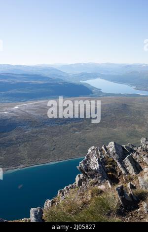 Wandern auf den Berg Blåhø in Trollheimen, Norwegen. Blick vom Gipfel auf Gjevilvatnet. Stockfoto