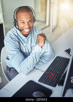 Der freundliche Kundendienst ist nur einen Anruf entfernt. Kurzer Screenshot eines jungen, hübschen männlichen Kundendienstmitarbeiters, der im Büro arbeitet. Stockfoto