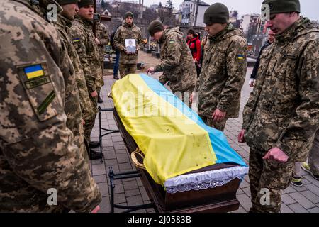 Lviv, Ukraine. 16. März 2022. Soldaten am 16. März 2022 auf dem Lytschakiv-Friedhof in Lemberg, Ukraine. (Foto von Vincenzo Circosta) Soldat, der beim Angriff auf den Militärstützpunkt Jarowin am 13. März 2022 starb. (Foto von Vincenzo Circosta/Sipa USA) Quelle: SIPA USA/Alamy Live News Stockfoto