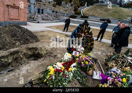 Lviv, Ukraine. 16. März 2022. Arbeiter auf dem Lytschakiv Friedhof in Lwiw, Ukraine, am 16. März 2022. (Foto von Vincenzo Circosta) Soldat, der beim Angriff auf den Militärstützpunkt Jarowin am 13. März 2022 starb. (Foto von Vincenzo Circosta/Sipa USA) Quelle: SIPA USA/Alamy Live News Stockfoto