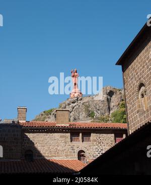 Statue der Jungfrau Maria aus dem Kloster der Kathedrale unserer Lieben Frau, Le Puy-en-Velay, Auvergne, Haute Loire, Frankreich. Stockfoto