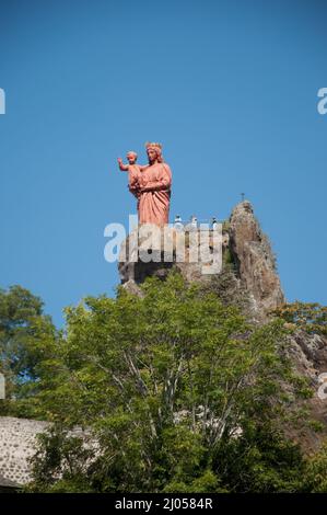 Statue der Jungfrau Maria, Le Puy-en-Velay, Auvergne, Haute Loire, Frankreich. Diese Statue wurde im Jahr 1860 mit dem Eisen aus 213 Kanonen errichtet Stockfoto