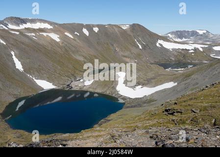 Wandern auf den Berg Blåhø in Trollheimen, Norwegen. Mit Blick auf das Bergtal. Stockfoto