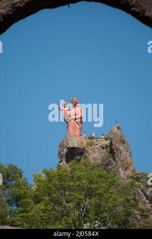 Statue der Jungfrau Maria, Le Puy-en-Velay, Auvergne, Haute Loire, Frankreich. Diese Statue wurde im Jahr 1860 mit dem Eisen aus 213 Kanonen errichtet Stockfoto