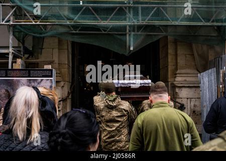 Lviv, Ukraine. 16. März 2022. Sarg wurde am 16. März 2022 in die Kirche in Lwiw, Ukraine gebracht. (Foto von Vincenzo Circosta) Soldat, der beim Angriff auf den Militärstützpunkt Jarowin am 13. März 2022 starb. (Foto von Vincenzo Circosta/Sipa USA) Quelle: SIPA USA/Alamy Live News Stockfoto