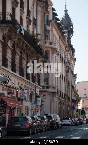 Straßenszene, Le Puy-en-Velay, Auvergne, Haute Loire, Frankreich. Gebäude, Straßen und Autos. Stockfoto