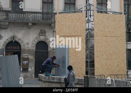 Lviv, Ukraine. 16. März 2022. Am 16. März 2022 vertuschen und schützen Arbeiter weiterhin Statuen vor möglichen Zerstörungen durch Russland in Lemberg. (Bild: © Bryan Smith/ZUMA Press Wire) Stockfoto