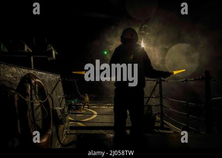 Atlantischer Ozean. 8. März 2022. Ein Seemann, der dem Arleigh Burke-Klasse Lenkraketen-Zerstörer USS the Sullivans (DDG 68) zugewiesen wurde, unterstützt bei abendlichen Gefechtseinsätzen auf dem Schiffsflugrock, März 3. Die Sullivans werden im europäischen Operationssaal eingesetzt und nehmen an einer Reihe von maritimen Aktivitäten zur Unterstützung der Sechsten Flotte der USA und der NATO-Alliierten Teil. Quelle: U.S. Navy/ZUMA Press Wire Service/ZUMAPRESS.com/Alamy Live News Stockfoto