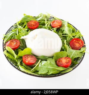 Italienischer Burrata-Salat, isoliert auf Weiß Stockfoto