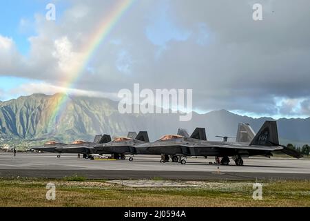 4. März 2022 - Marine Corps Air Station Kaneohe, Hawaii, USA - F-22 Raptors, die der Hawaii Air National Guard 199. Fighter Squadron und dem aktiven Dienst 19. Fighter Squadron zugewiesen wurden, werden auf der Fluglinie der Marine Corps Base Kaneohe, HI Mar. 3, 2022 während des agilen Kampfes Beschäftigungsübung HoÊ»oikaika. ACE ist ein operatives Konzept, das Netzwerke aus etablierten und strengen Luftstützpunkten, multifähigen Flugzeugern, vorpositionierten Geräten und Luftlift nutzt, um Kampffähigkeiten im gesamten Theater schnell zu implementieren, zu verteilen und zu manövrieren. (Bild: © U.S. National Guard/ZUMA Press W Stockfoto