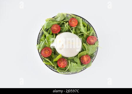 Italienischer Burrata-Salat, isoliert auf Weiß Stockfoto