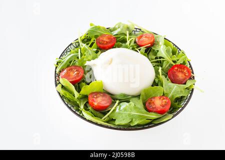 Italienischer Burrata-Salat, isoliert auf Weiß Stockfoto