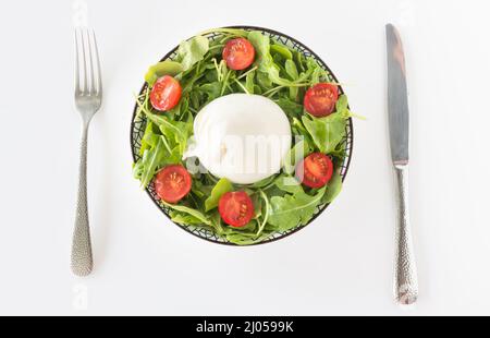 Italienischer Burrata-Salat, isoliert auf Weiß Stockfoto