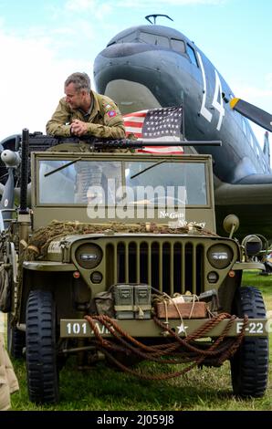 Douglas C-47 Skytrain Transportflugzeug in der Zeit United States Army Air Force Tarnmarkierungen mit Willys MB Jeep, und US-Flagge. D-Tage-Zeitraum des Zweiten Weltkriegs Stockfoto