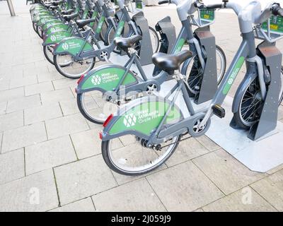 Fahrradverleih in West Midlands am Straßenstand in Birmingham, Großbritannien Stockfoto