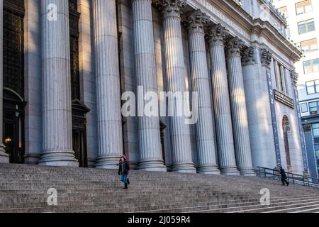 Der junge Mann läuft durch die Treppe vor der Penn Station in New York City. Stockfoto