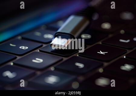 Nahaufnahme eines usb-Kabels mit dem Typ-C-Anschluss auf der Tastatur Stockfoto