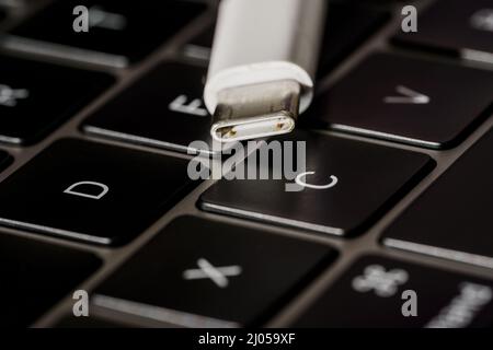 Nahaufnahme eines usb-Kabels mit dem Typ-C-Anschluss auf der Tastatur Stockfoto