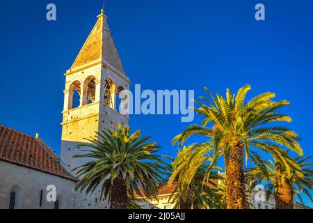 Historische Architektur in Trogir mit Glockenturm der Kirche St. Dominic. Eine alte Stadt und Hafen an der Adriaküste, Kroatien, Europa. Stockfoto
