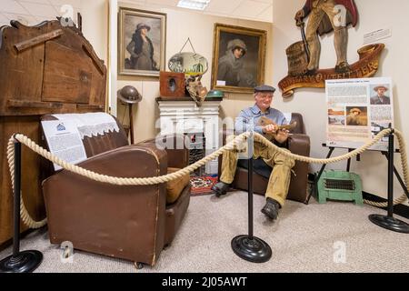 Surrey Heath Museum and Gallery in Camberley, Surrey, England, Großbritannien. Zweiter Weltkrieg Salon und Hauswächter Mann Diorama. Stockfoto