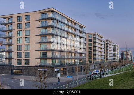 Wohngebäude an einem Frühlingsabend in Bremerhaven Stockfoto