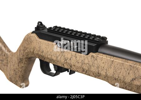 Moderne halbautomatische Kleinkaliber .22lr Gewehr. Sport Karabiner .22lr. Isolieren auf weißem Hintergrund. Stockfoto