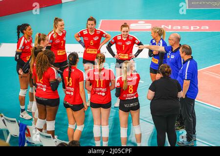 Wiesbaden, Deutschland. 16. März 2022. VC Wiesbaden vor dem 1. Bundesliga-Spiel der Frauen 2021/2022 zwischen VC Neuwied und VC Wiesbaden in der Sporthalle am Platz der Deutschen Einheit in Wiesbaden. Norina Toenges/Sports Press Foto: SPP Sport Press Foto. /Alamy Live News Stockfoto