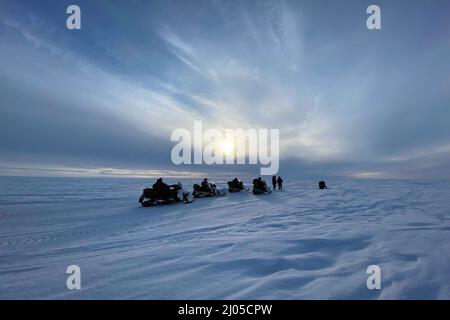 Barrow, Alaska, USA. 4. März 2022. Grüne Berets, die 19. Special Forces Group (Airborne) zugewiesen wurden, durchqueren Tundra auf dem Schneemobil zur Unterstützung der Übung ARCTIC EDGE 2022 in der Nähe von UtqiaÄvik, Alaska, 4. März 2022. AE22 ist eine Übung des U.S. Northern Command (USNORTHCOM), die alle zwei Jahre geplant ist und erstmals 2018 stattfindet. Arktisübungen wurden in Alaska seit fünf Jahrzehnten unter verschiedenen Namen wie Jack Frost und Brim Frost durchgeführt. Quelle: DoD/ZUMA Press Wire Service/ZUMAPRESS.com/Alamy Live News Stockfoto