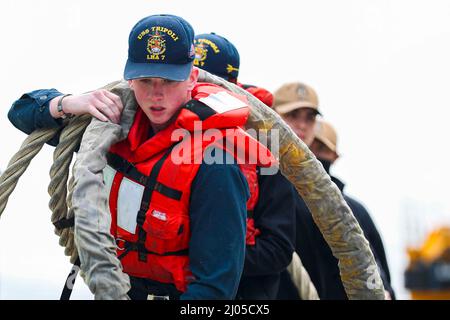 Usa. 22.. Februar 2022. Matrosen, die dem amphibischen Angriffsschiff USS Tripoli (LHA 7) zugewiesen wurden, greifen am Pier am 22. Februar an. Tripoli ist ein Amphibienschiff der amerikanischen Klasse, das in San Diego homeportiert wurde. Quelle: U.S. Navy/ZUMA Press Wire Service/ZUMAPRESS.com/Alamy Live News Stockfoto